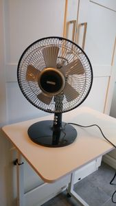 Unold Tischventilator Silverline, 3-Stufige Geschwindkeitsregelung per Tastendruck, Leistung: 25 Watt, 86810 Weiß/Silber Kunden-Foto 1