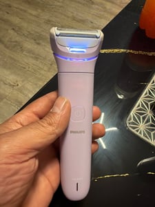 Philips SHAVER Series 8000 Lady BRL159/00 Kabelloser Rasierer, nass und trocken, Folienschaber, 1 Kopf/Köpfe, Weiß, Anti-Rutsch-Griff, Akku, Integrierte Batterie Kunden-Foto 1