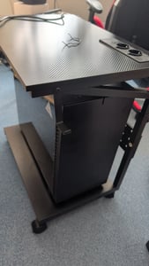Výškovo nastaviteľný stojan na počítačovú vežu, držiak na procesor, stojan na PC s kolieskami a nabíjacou stanicou, vozík na tlačiareň, stolík na notebook Fotografia od zákazníka č. 1