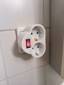 Steckdosen-Adapter mit Schalter und 2 Schuko Stecker Mehrfachstecker Mehrfachsteckdose Zwischenstecker Kunden-Foto 1