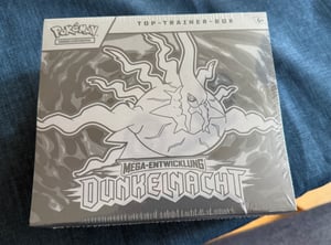 Pokémon Mega-Entwicklung - Dunkelnacht Top Trainer Box (DE) Fotografia od zákazníka č. 1