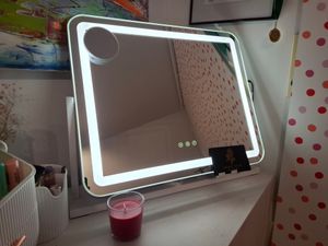 VEVOR Hollywood Schminkspiegel 80 cm x 60 cm Weiß mit dimmbaren LED-Lichtern 3 Farbmodi Smart-Touch-Steuerung 5x Vergrößerung USB und Typ-C-Anschluss Kunden-Foto 2