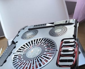 KLIM Cyclone - Laptop Kühler - Ständer - Maximale Kühlung - Schütze Dein Laptop - 5 Lüfter 2200 & 1200 RPM - Cooling Pad für Computer PS5 PS4 Xbox One - Rot Kunden-Foto 4
