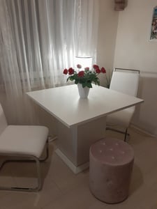 Tavolo da pranzo Tribesigns, piccolo tavolo da pranzo moderno, quadrato, in legno per 4 persone, 90*90*76 cm (bianco) Foto del cliente 1