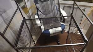 Klatka dla ptaków Yaheetech ze stojakiem, woliera dla ptaków z 3 drewnianymi grzędami i 4 miskami do karmienia, klatka dla papużek na 4 kółkach, woliera dla papug, czarna Zdjęcie produktu od klienta nr 9