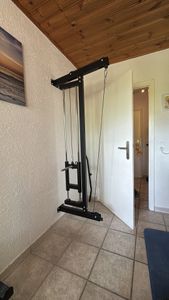 GORILLA SPORTS® Kabelzugturm - zur Wandmontage, mit Seilzug, Latzugstange und 2 Federverschlüssen, bis 300kg Belastbar, Schwarz - Latzugturm, Latzugstation, Latzugmaschine Kunden-Foto 1
