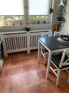 Copritermosifone Toboli bianco 112 x 19 x 82 cm, copritermosifone in MDF, rivestimento in legno per termosifoni con aspetto a doghe Foto del cliente 2