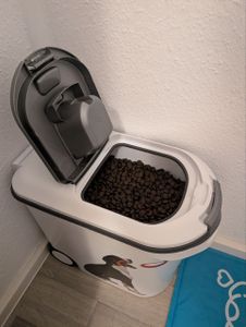 Curver conteneur de nourriture pour chien 35 L / 12 kg bac à croquettes avec roulettes, bac de stockage de nourriture pour chiens, rangement de nourriture pour animaux Photo du client 1