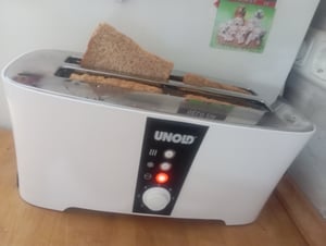 Unold 38915 Doppel-Langschlitztoaster - 4-Scheiben- Toaster, Edelstahl, 4 Funktionen: Auftauen, Aufwärmen, Toasten, Stoppen, mit Brötchenaufsatz Kunden-Foto 1