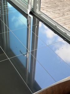 Hinterlässt Wasser-Pfützen auf dem Boden