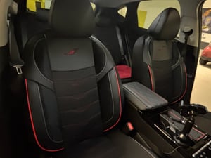 Autostoelhoezen voor Hyundai Tucson NX4 | Complete set | AID-serie | Zwart met rode stiksels Klantenfoto 2