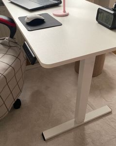 SANODESK QS1 Výškově nastavitelný stůl 140 x 60 cm, elektrický, 4 paměťové funkce, ochrana proti kolizím, nosnost 70 kg, háčky, vedení kabelů (černý) Fotografie od zákazníka č. 6