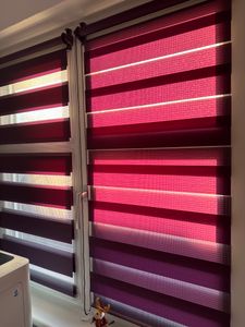 Sonello Doppelrollo Klemmfix ohne Bohren Duo Rollo Klemmrollo Sonnenschutzrollo Fensterrollo für Fenster & Türen Zebrarollo Seitenzugrollo 50cm x 130cm Lila Kunden-Foto 2