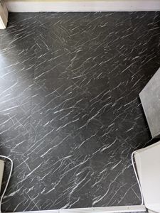 XMTECH PVC štvorcová podlahová krytina Samolepiaca vinylová podlaha, vodotesná podlahová nálepka pre domácich majstrov, pre kuchyňu obývaciu izbu kúpeľňu garáž, 30 x 30 cm, hrúbka: 1,5 mm, 54 kusov - 5,02 m², svetlosivá Fotografia od zákazníka č. 1