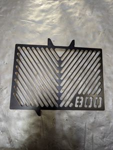 Coperchio radiatore ZIEGER compatibile con Triumph Tiger 800 Design Logo nero Foto del cliente 1