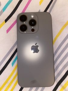 Apple iPhone 15 Pro Max , 17 cm (6.7"), 2796 x 1290 Pixel, 256 GB, 48 MP, iOS 17, Titan, Weiß Kunden-Foto 3