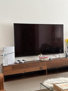 TV stolek CALIBURI 180 - dub wotan / lesklý bílý Fotografie od zákazníka č. 1