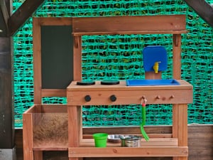 COSTWAY, cocina de juguete para niños con jardín integrado, que incluye maceta, pizarra, depósito de agua, fregadero, grifo, cocina de juego y accesorios, ideal para niños mayores de 3 años Foto del cliente 1