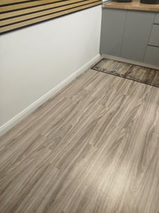 YARDIN PVC Bodenbelag Vinylboden Selbstklebend mit Holz-Effekt, 54 Vinyl Fliesen 7,53m² Bodenfliesen Selbstklebend, Klebefliesen Boden Verschleißfest Wasserfest für Wohnzimmer Küche, Eiche Weiß Kunden-Foto 1