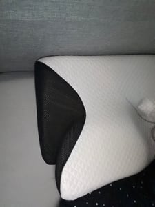Nackenkissen Kopfkissen Ergonomisches Orthopädisches Kissen für Kopf-, Nacken- & Rückenkomfort Schlafkissen Memory Foam Kissen Schwarz YaLiva_Decor® Kunden-Foto 1