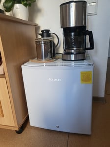 Stillstern Mini Kühlschrank E 45L, Abtauautomatik, Schloss, Frostfach, Leise, Ideal für Küche, Büro, Schlafzimmer, Hotels und kleine Wohnungen Kühlschrank klein Minibar Getränkekühlschrank R600A, Weiß Kunden-Foto 2