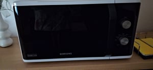 Samsung MG23K3614AW/EG, Arbeitsplatte, Kombi-Mikrowelle, 23 l, 800 W, Eingebautes Display, Drehregler Kunden-Foto 1