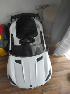 Audi RS e-tron GT  Kinderauto Kinder Elektroauto 12V mit Musik，breitem Sitz, verstellbarem Sicherheitsgurt Schwarz Kunden-Foto 6