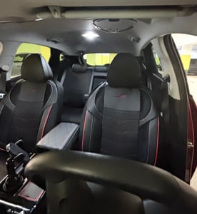 Autostoelhoezen voor Hyundai Tucson NX4 | Complete set | AID-serie | Zwart met rode stiksels Klantenfoto 1