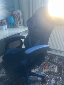 Gaming-Stuhl COYOTE LED, Gaming-Bürostuhl, ergonomischer Schalensitz, ausziehbare Fußstütze, USB-Massagefunktion, LED-Beleuchtung, Fernbedienung inklusive, verstellbare Rückenlehne, schwarz-rot Kunden-Foto 1