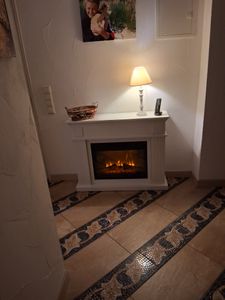 Elektrokamin 23 inch Modern Stil, Realistischer 3D Flammeneffekt, Erwärmungs Elektrischer Kamin mit Timer und 24-Farb-LED und Fernbedienung Kunden-Foto 1