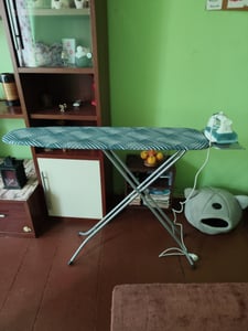 KADAX Bügelbrett mit hitzebeständiger Bügeleisenablage, Robuster Bügeltisch mit stabilen Beinen (Grün) Kunden-Foto 1
