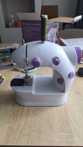 Elektrische Nähmaschine Tragbar Mini-Nähmaschine 2 Geschwindigkeit Mini und Reisenähmaschine Nähen Maschine Doppelgewinde Foot Pedal Fusspedal Retoo Kunden-Foto 4