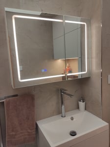 Wandschrank mit Spiegel und LED-Beleuchtung, Vergrößerungsspiegel Kunden-Foto 1