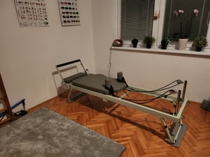 VEVOR Skladacia hliníková lavica na pilates so sedacou časťou a dvojitým odporom - pružiny a laná, vhodná pre pokročilých a začiatočníkov, hmotnosť do 181,44 kg Fotografia od zákazníka č. 2