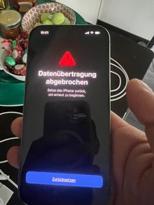 Es war nicht neu, bereits geöffnet und dazu schon beschädigt! Eine absolute Frechheit! Das Label war über das geöffnete Siegel geklebt. 