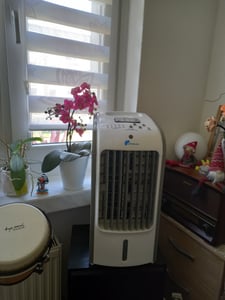 JUNG TVE25 Mobiles Klimagerät mit Wasserkühlung, leise, inkl. Fernbedienung + Timer, Kühlender Ventilator ohne Abluftschlauch, für Zimmer, kompaktes Kunden-Foto 1