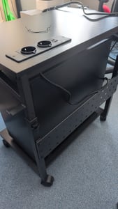 Výškovo nastaviteľný stojan na počítačovú vežu, držiak na procesor, stojan na PC s kolieskami a nabíjacou stanicou, vozík na tlačiareň, stolík na notebook Fotografia od zákazníka č. 2