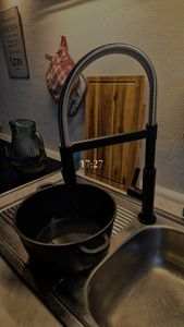 SCHÜTTE Küchenarmatur MIAMI, Wasserhahn Küche mit Geschirrbrause, 360° schwenkbare Küchenarmatur, Schwarz matt Kunden-Foto 1