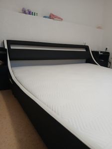 Juskys Polsterbett Valencia 180 x 200 cm mit Matratze, Lattenrost & LED Beleuchtung - Kunstleder & Holz - Bett Bettgestell Doppelbett schwarz Kunden-Foto 1