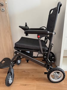 Elektrický invalidný vozík – skladací cestovný model – ultralahký (9,8 kg) – 1 akumulátor – vhodný na leteckú prepravu Fotografia od zákazníka č. 2