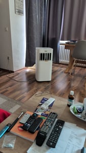 Freeze. Climatiseur mobile blanc de 9000 BTU – Appareil de climatisation monobloc avec écran LED et télécommande, minuterie et mode nuit, sortie d'air réglable, sécurité enfant, roulettes, comprenant tuyau d'évacuation d'air et kit de fenêtre Photo du client 1