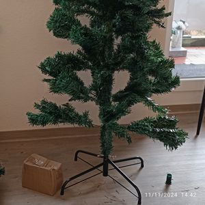 Sapin de Noël artificiel CASARIA® de 150 cm, guirlande lumineuse de 100 LED, sapin avec éclairage d'aspect naturel, système d'emboîtement, branches denses, stable, difficilement inflammable Photo du client 6