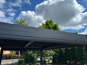sweeek - Bioklimatische Pergola Palace 3x4m + 2 Markisen 3m + 1 Markise 4m - Anthrazit Kunden-Foto 4