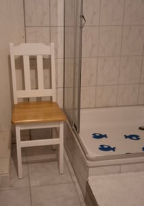 Weißer Stuhl aus massivem Kiefernholz mit Sitzfläche in der Farbe Alder Kunden-Foto 1
