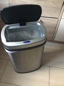 MONZANA® Mülleimer mit Sensor Küche 50L Edelstahl Automatik Deckel Klemmring inkl. USB-Kabel Abfalleimer Groß Papierkorb LED Anzeige, Farbe:schwarz Kunden-Foto 1