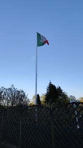 Bandiere D'ondeggiamento Della Cina E Della Germania Sull'asta Della