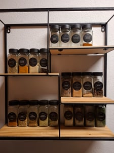 24x Gewürzgläser Schwarze Deckel inkl. 240x Etiketten, 30x Streueinsätze, 1x Edelstahl Trichter, 1x Reinigungsbürstchen Vorratsgläser eckig Kunden-Foto 2
