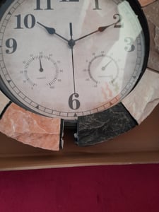 SensaHome Wanduhr YS1002 – Wasserdichte Harz-Steinoptik Außenwanduhr – Runde Outdoor-Uhr – Ø33 cm – Grau Kunden-Foto 1