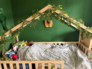 Crazy Pine Hausbett mit Schubladen 140x200 cm – Kinderbett aus Naturholz in Weiß – Bodenbett mit Stauraum und Abnehmbarer Barriere - Crazy House Kunden-Foto 10