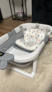 Faltbare Baby-Badewanne mit Echtzeit-Temperaturanzeige, Schwimmkissen & Abfluss, tragbare Reise-Badewanne für Neugeborene & Kleinkinder (0–36 Monate), platzsparende, langlebige Badewanne für Mädchen & Jungen Grau mit Rutschfeste Kissen Kunden-Foto 1